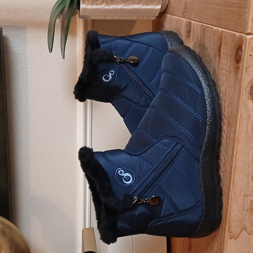 NWOT Women's Winter Waterproof Navy And Black Furry Booties Zip Closure. Size 7